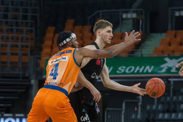 的是年轻球 的是年轻球